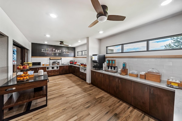 Café da manhã com buffet grátis todos os dias