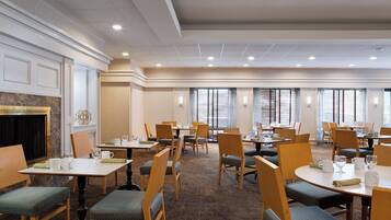 Bữa sáng buffet hàng ngày với phụ phí nhỏ