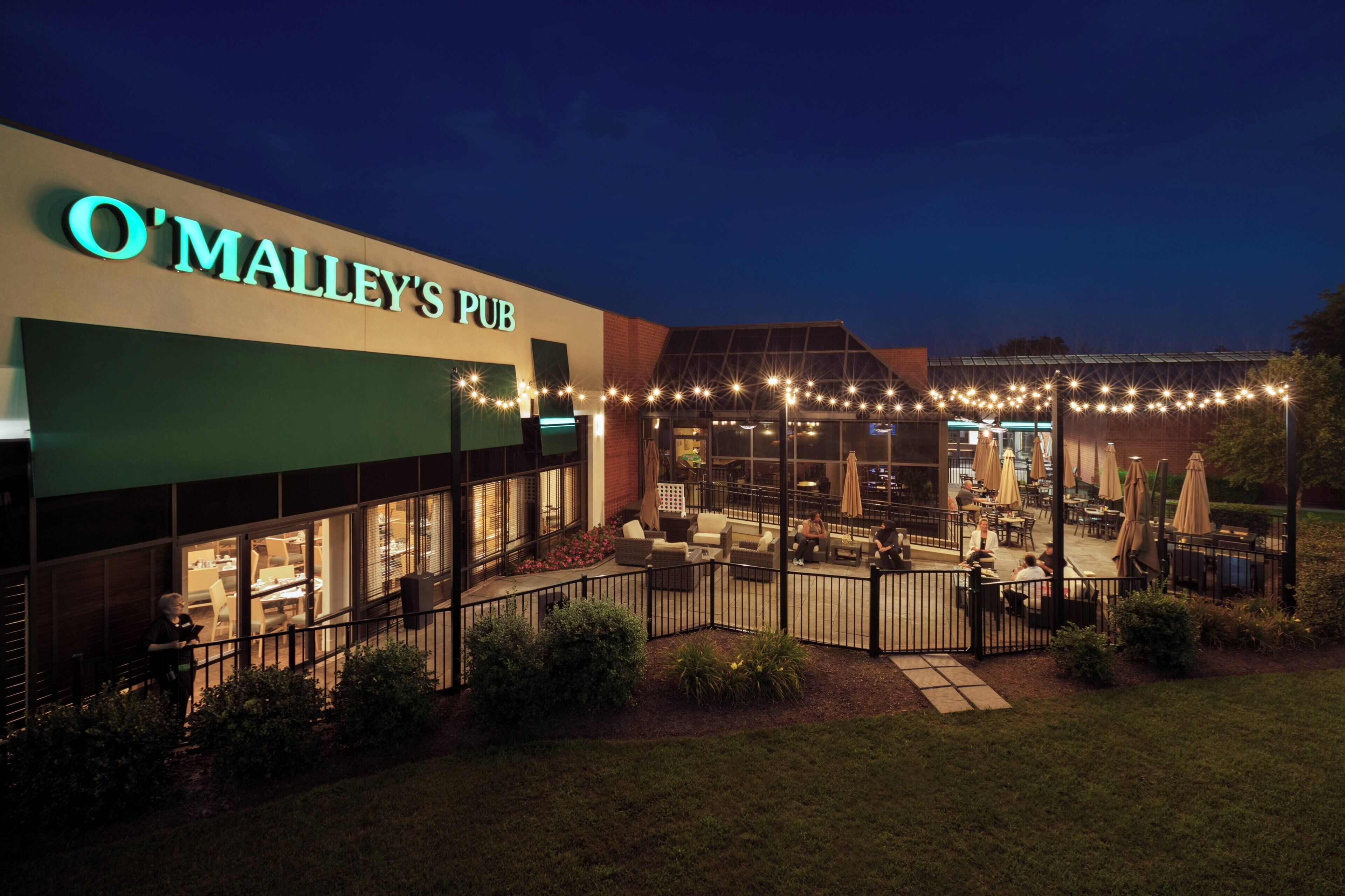 2 restaurants; breakfast and dinner served