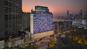 Un hotel moderno de gran altura con un llamativo letrero 'The Park Lane', varios pisos y vista al agua.