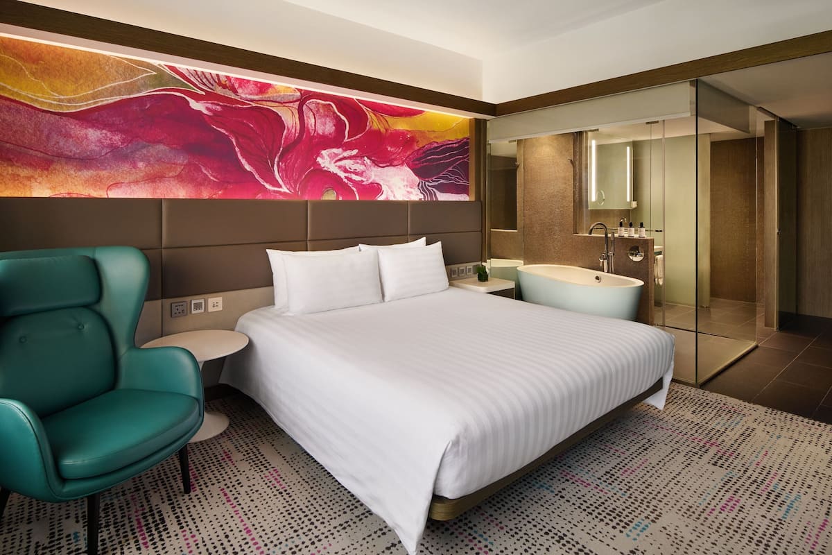 Executive Room, 1 King Bed | Premium bedding, minibar, in-room safe, desk
