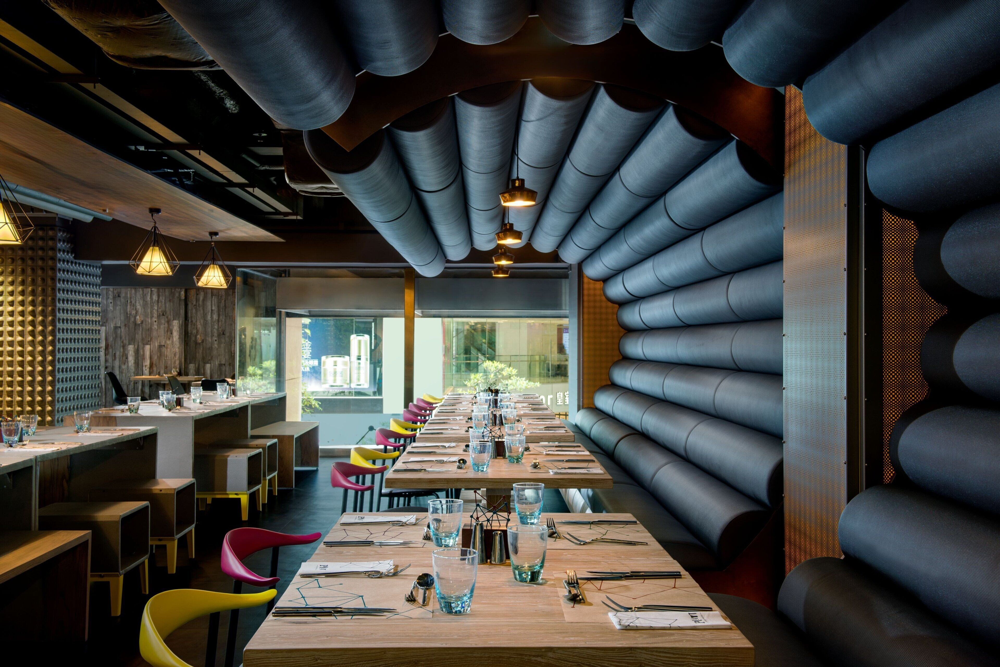 Daily buffet breakfast (HKD 284 per person)