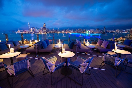 2 restaurantes; se sirve desayuno, almuerzo y cena; cocina internacional