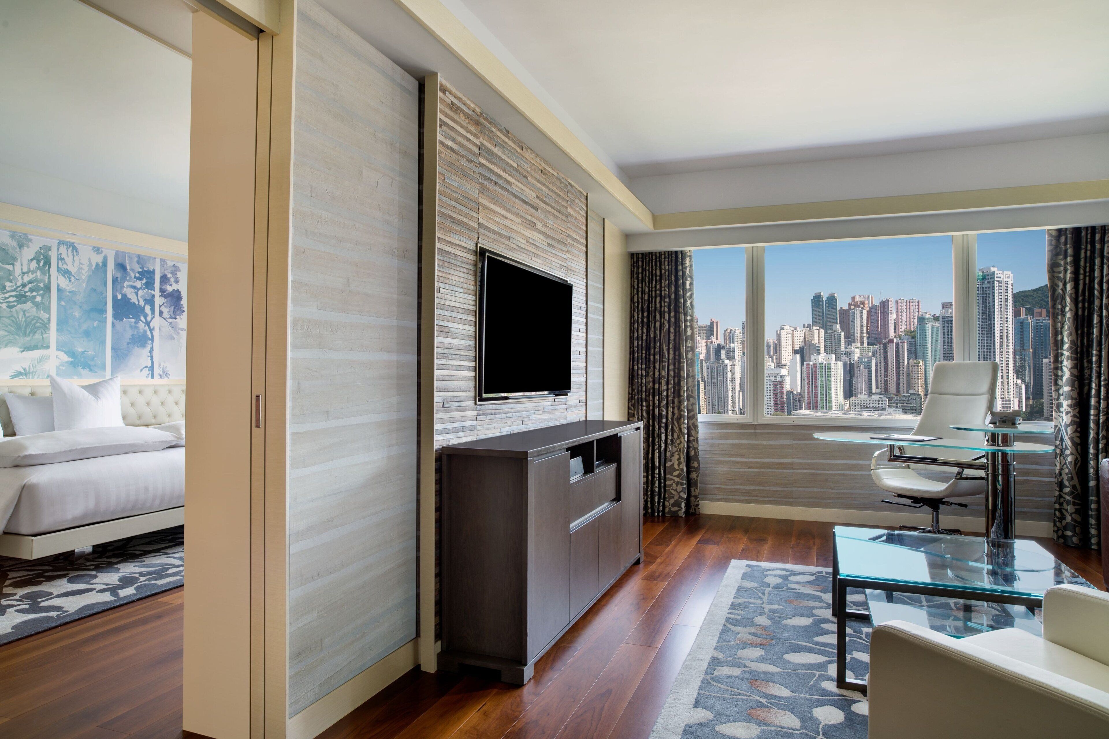 executive suite, 1 king bed, non smoking (prk ln, exec lounge acc, panoramic vw) | 1 bedroom, premium bedding, minibar, in-room safe