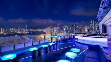 2 bars/lounges