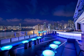 2 bares o lounges 