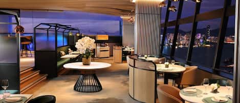 2 restaurants, spécialités Cuisine internationale