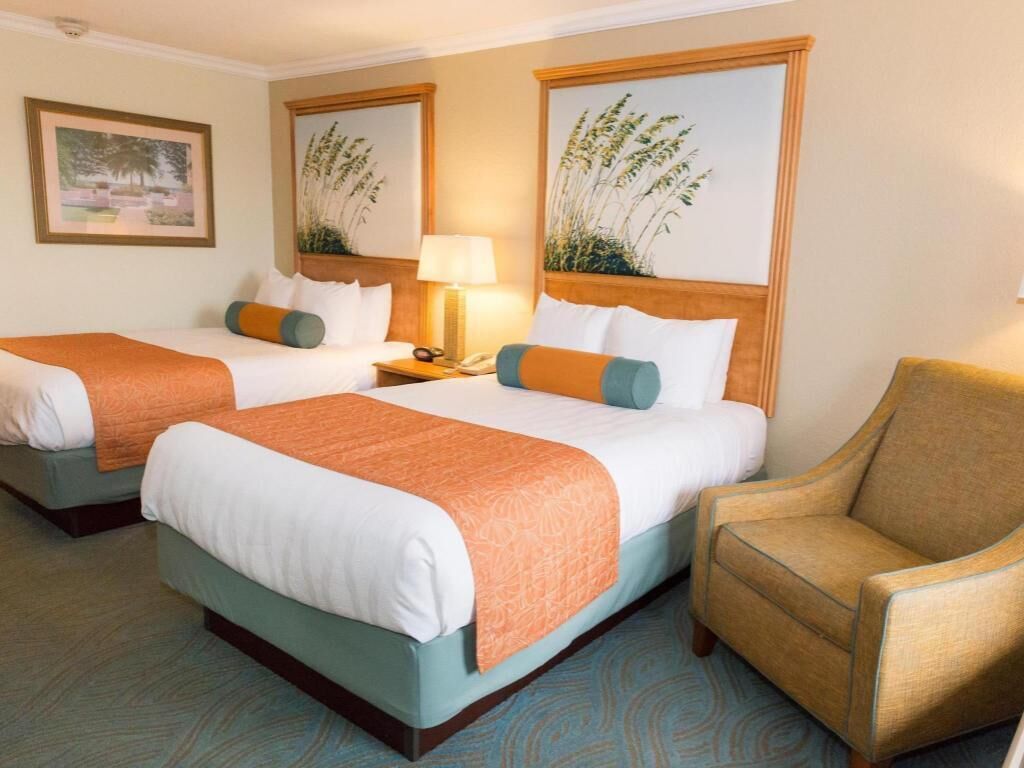 Pillowtop-patjalliset sängyt, työpöytä