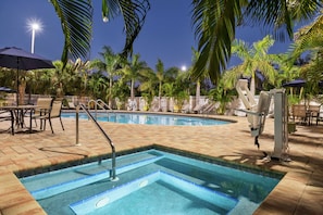 Piscine extérieure, parasols de plage, chaises longues