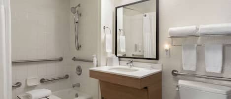 Une salle de bain moderne avec une baignoire, un lavabo et des toilettes.