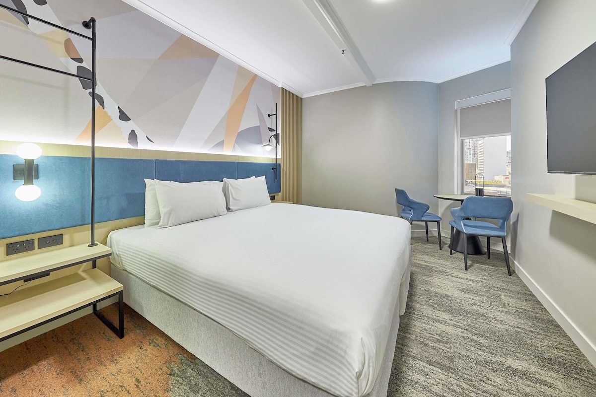 Premium bedding, in-room safe, desk, soundproofing