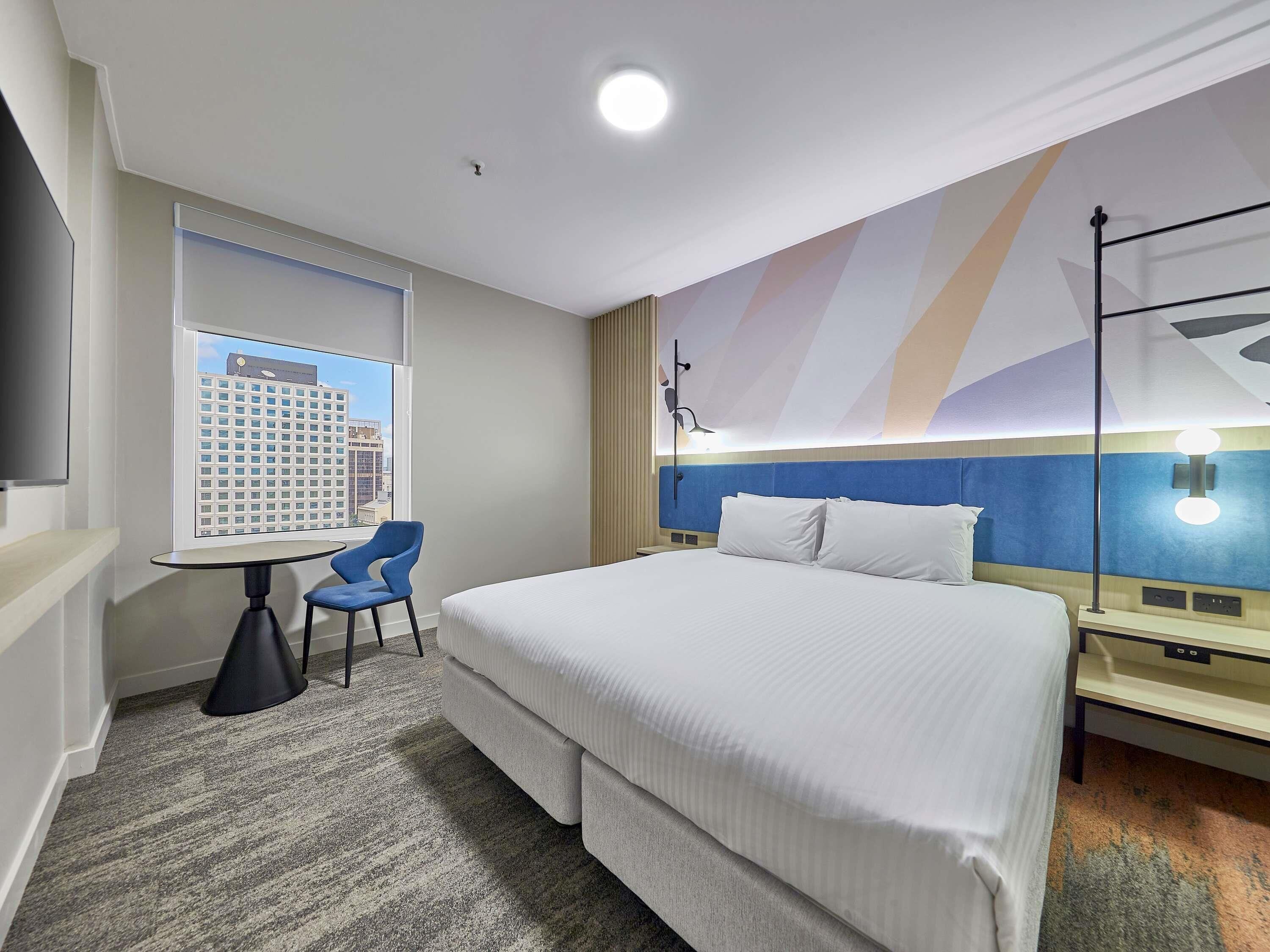 Premium suite, 1 kingsize bed | Luxe beddengoed, een kluis op de kamer, een bureau, geluiddichte muren