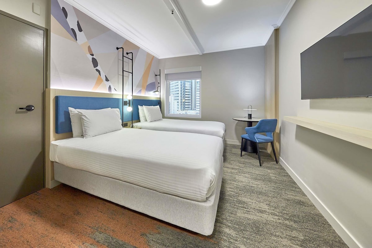 Standaard kamer, 2 eenpersoonsbedden | Luxe beddengoed, een kluis op de kamer, een bureau, geluiddichte muren