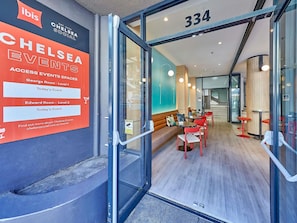 Sert le petit déjeuner, le déjeuner et le dîner