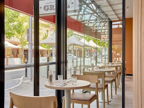 Petit déjeuner, déjeuner et dîner servis sur place