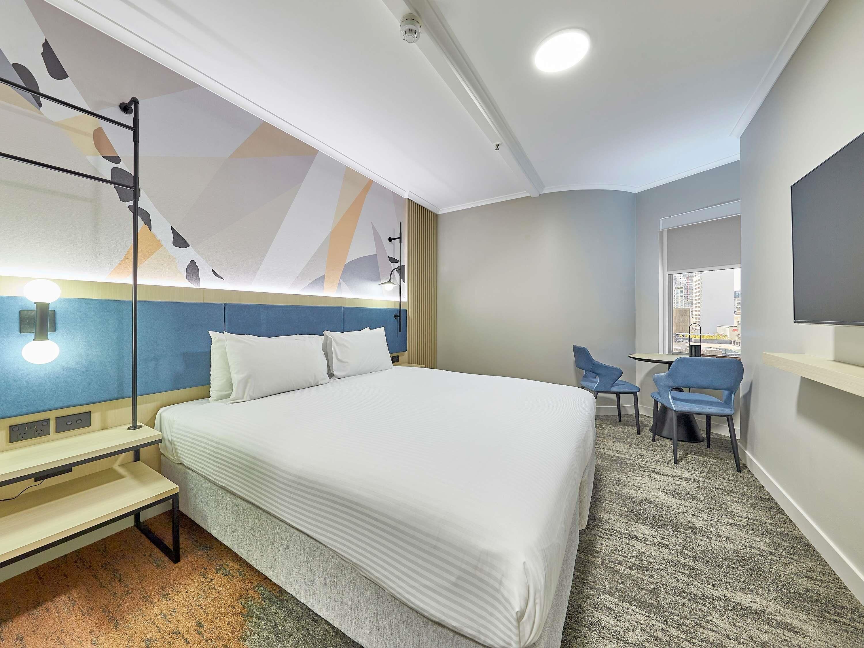 Premium kamer, 1 kingsize bed | Luxe beddengoed, een kluis op de kamer, een bureau, geluiddichte muren