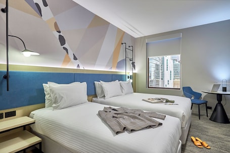 Standardzimmer, Mehrere Betten | Hochwertige Bettwaren, Zimmersafe, Schreibtisch, schallisolierte Zimmer