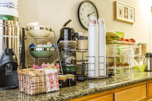 Café da manhã para viagem grátis todos os dias