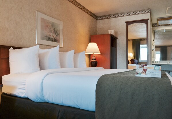 In-room safe, desk, laptop workspace, blackout curtains - Quality Inn & Suites Silicon Valley (Santa Clara)