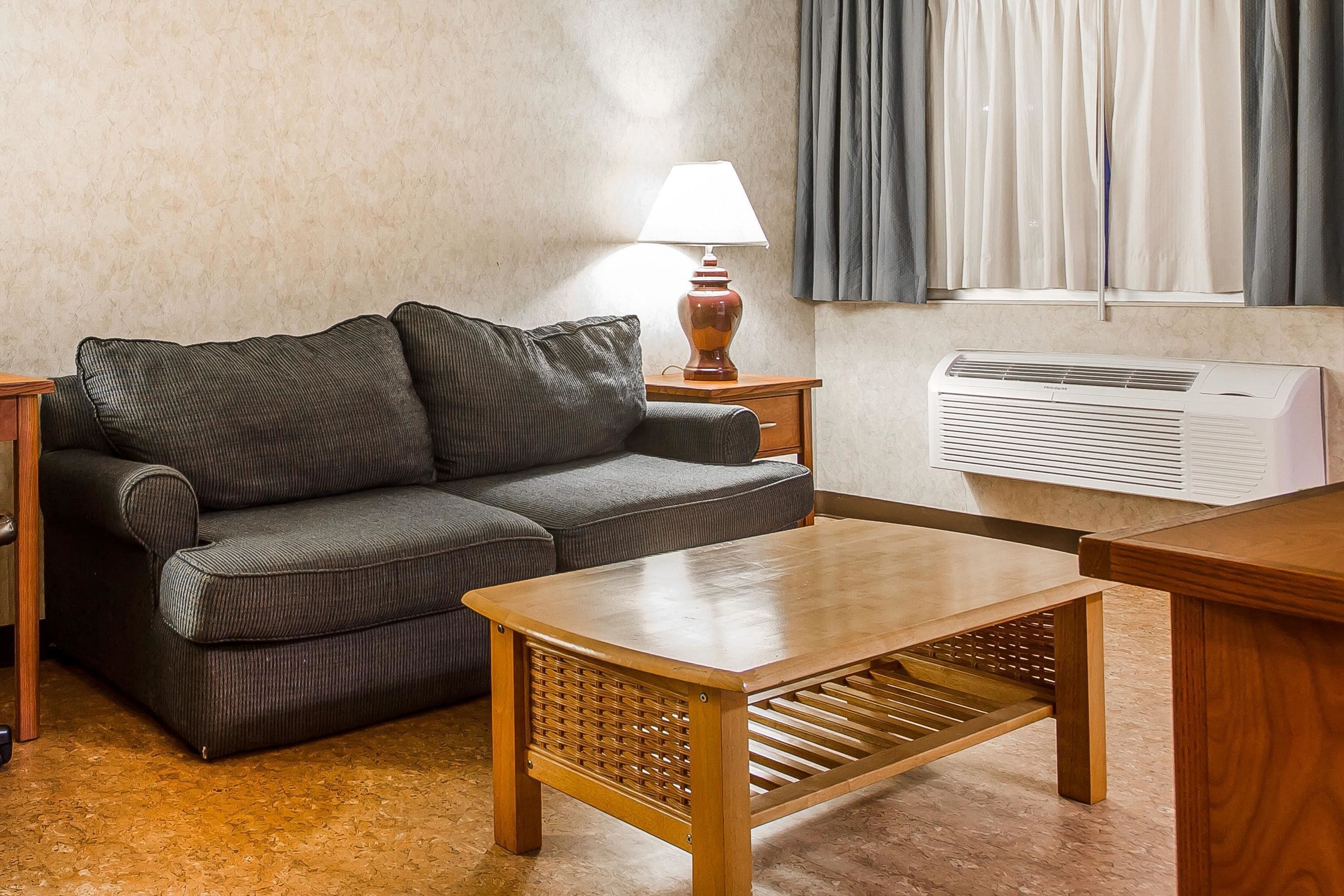 Svit - 1 queensize-säng - tillgänglighetsanpassat - icke-rökare | Värdeförvaringsskåp på rummet, skrivbord och arbetsyta för laptop