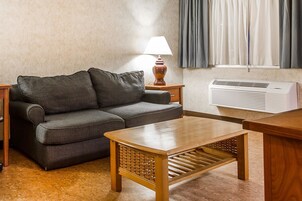 Suíte, 1 cama Queen, acessível, para não fumantes | Cofres nos quartos, escrivaninha, espaço de trabalho para notebook