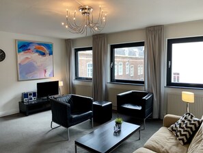 Minibar, in-room safe, desk, soundproofing - Derlon Hotel Maastricht (Maastricht)