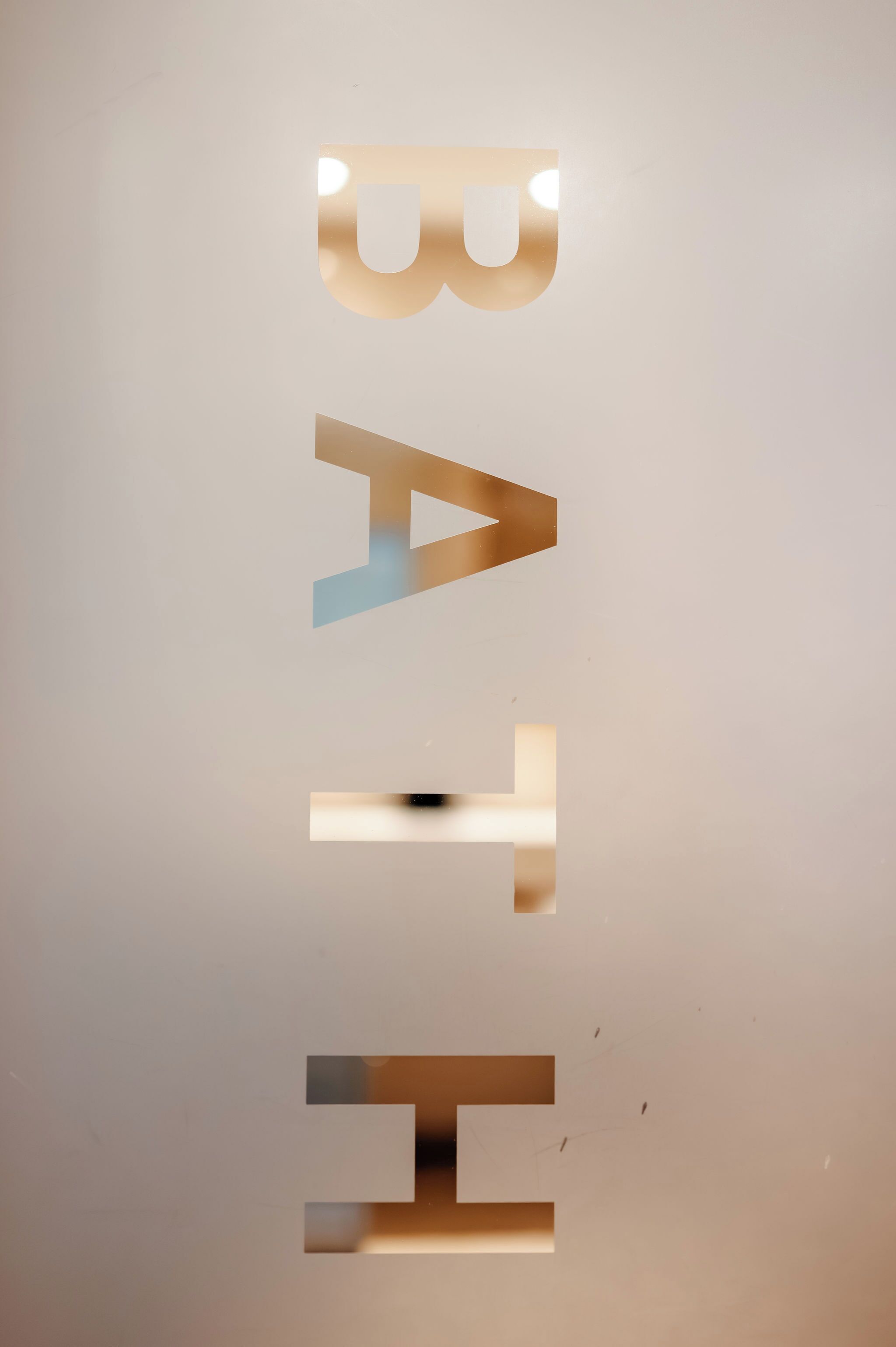 Una pared con superficie reflectante.