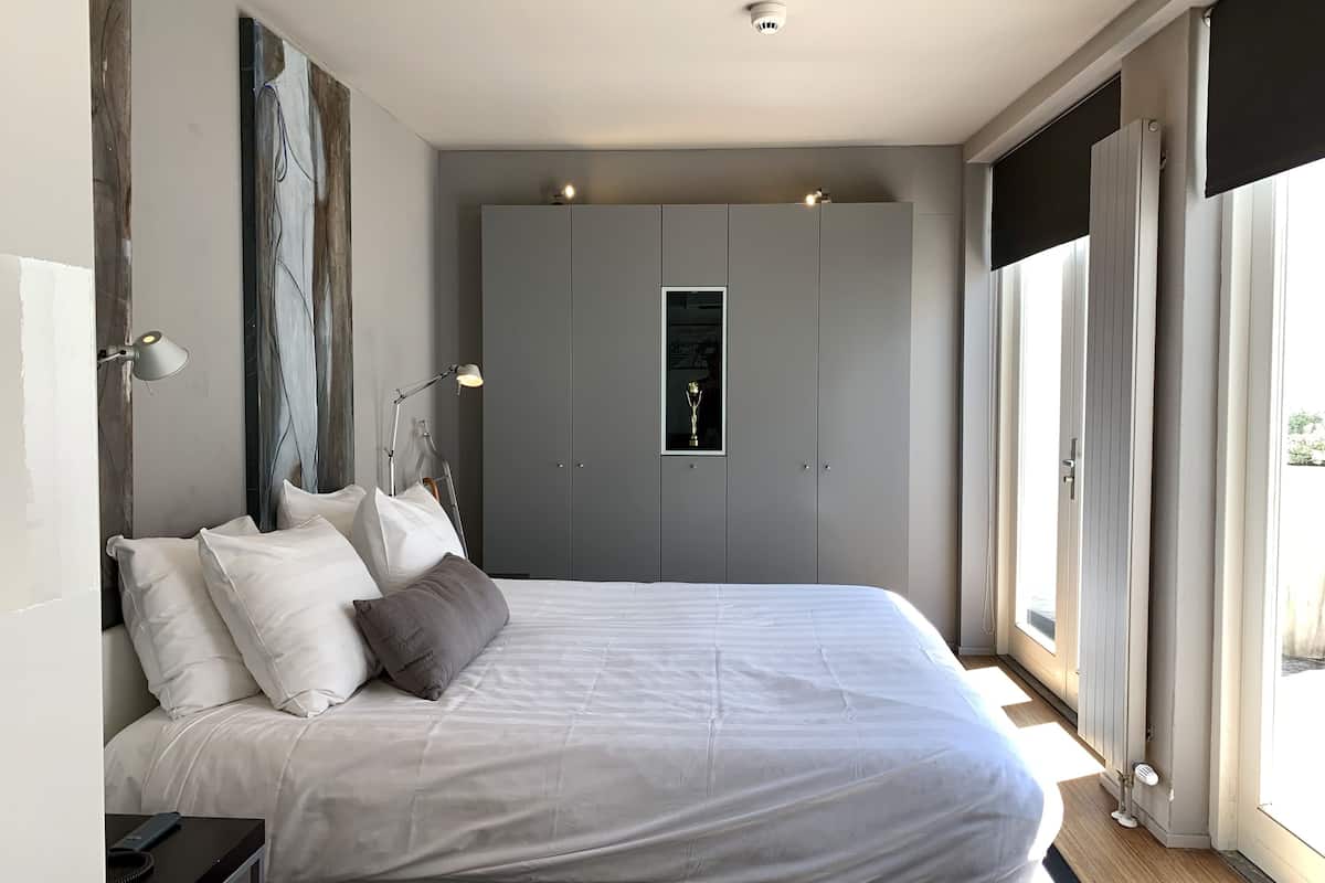 Minibar, caja de seguridad en la habitación y escritorio