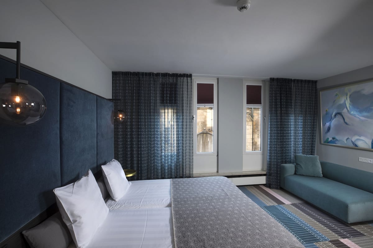 deluxe room | 1 bedroom, minibar, in-room safe, desk