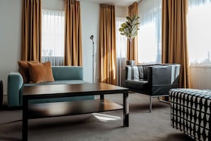 Apartemen Kota | Minibar, brankas, meja kerja, dan kedap suara