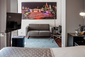 Andre Rieu Suite | Minibar, brankas, meja kerja, dan kedap suara