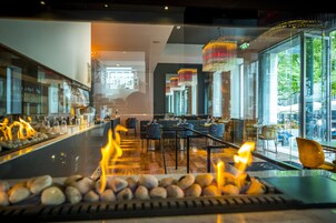 Breakfast, lunch, dinner served; French cuisine 