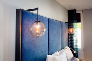 Deluxe-huone | Minibaari, tallelokero huoneessa, työpöytä, äänieristys