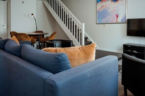 Standaard kamer | Een minibar, een kluis op de kamer, een bureau, geluiddichte muren