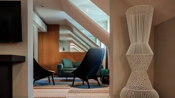 Derlon Suite | Minibar, in-room safe, desk, soundproofing