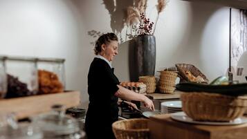 Se ofrece un desayuno bufé todos los días (por un coste adicional)