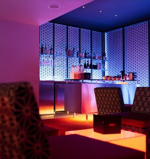 2 bars/lounges