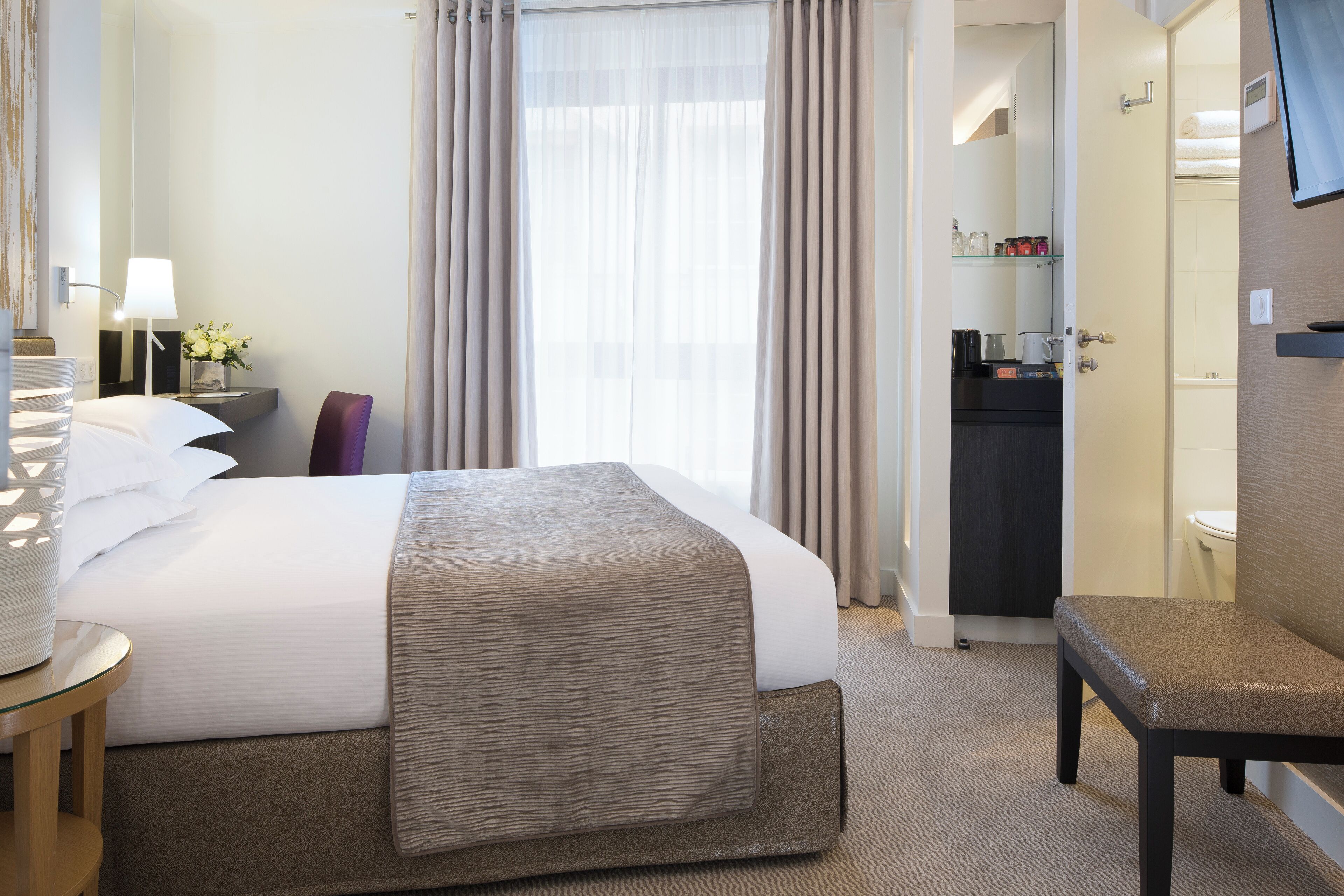 classic single room | minibar, in-room safe, desk, soundproofing