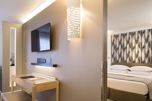 Minibar, in-room safe, desk, soundproofing - Hôtel Garden Elysées (Paris)