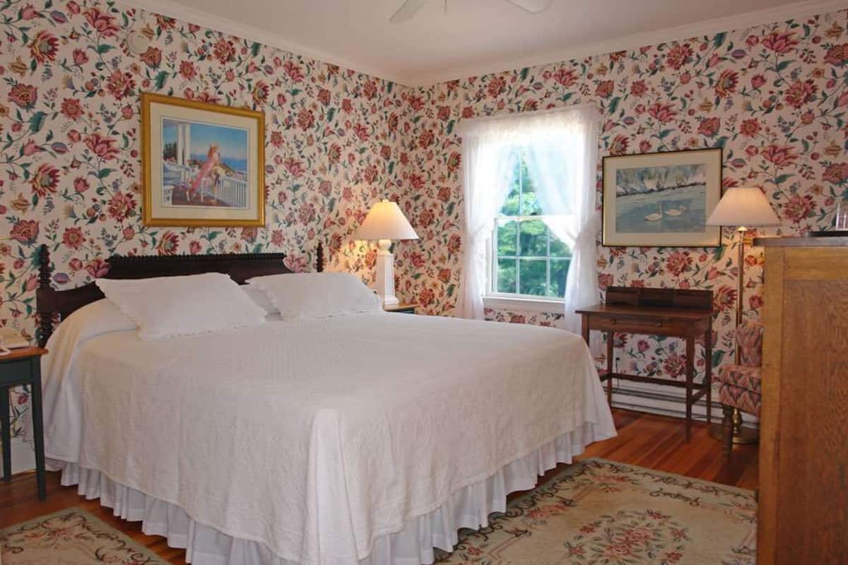 Egyptian cotton sheets, premium bedding, in-room safe
