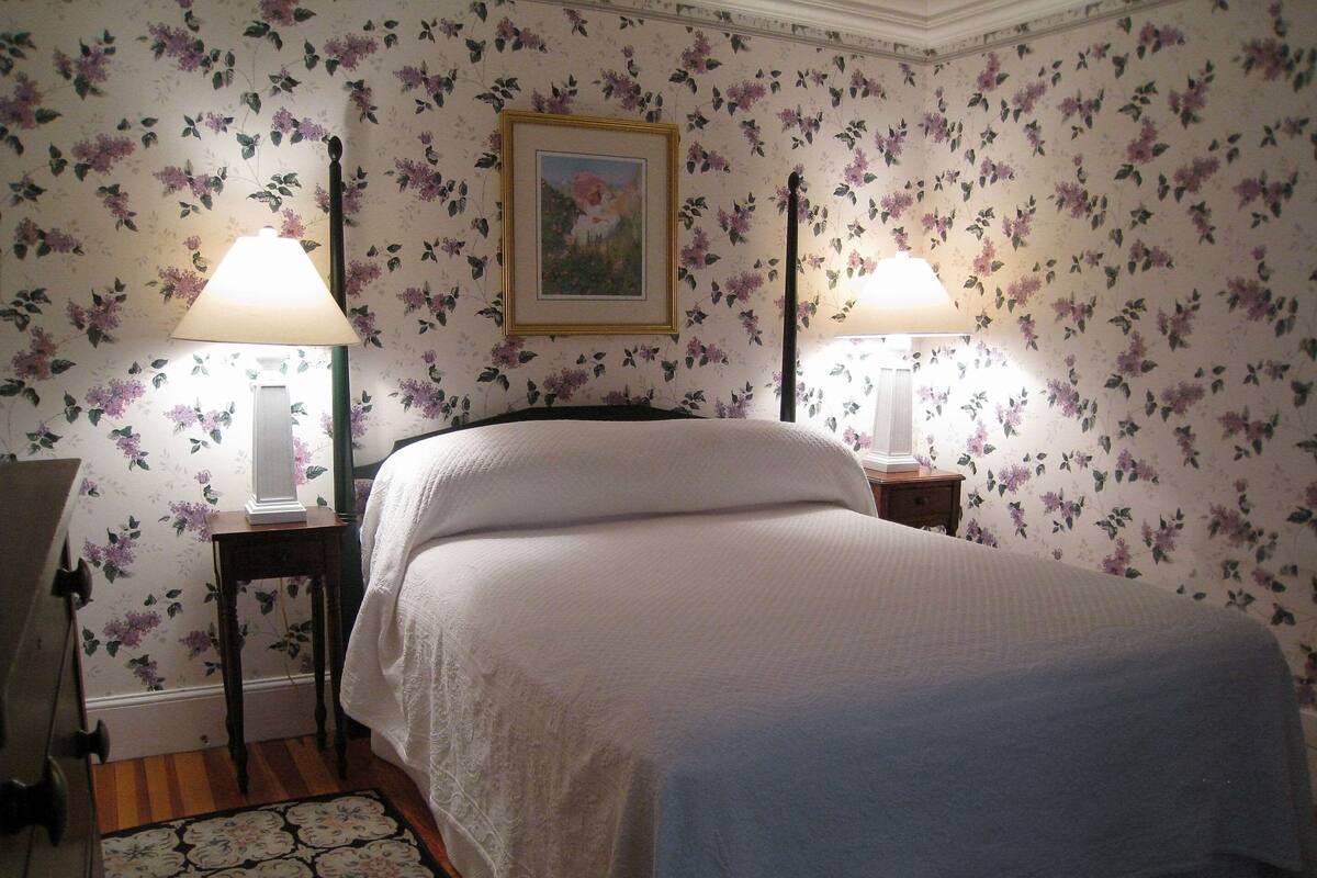 Room, 1 Queen Bed (Garden) | Property amenity