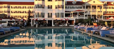 季節性室外游泳池,提供泳池遮陽傘和日光浴躺椅