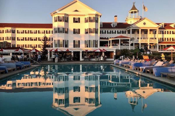 Kolam renang outdoor musiman, dengan payung kolam renang