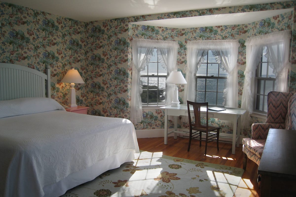 egyptian cotton sheets, premium bedding, in-room safe