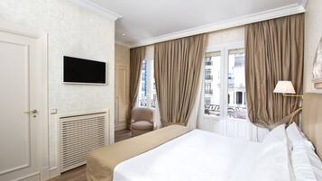 Superior kamer | Luxe beddengoed, een minibar, een kluis op de kamer, een bureau
