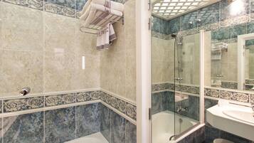 Ein Badezimmer mit Badewanne, Dusche und Waschbecken.