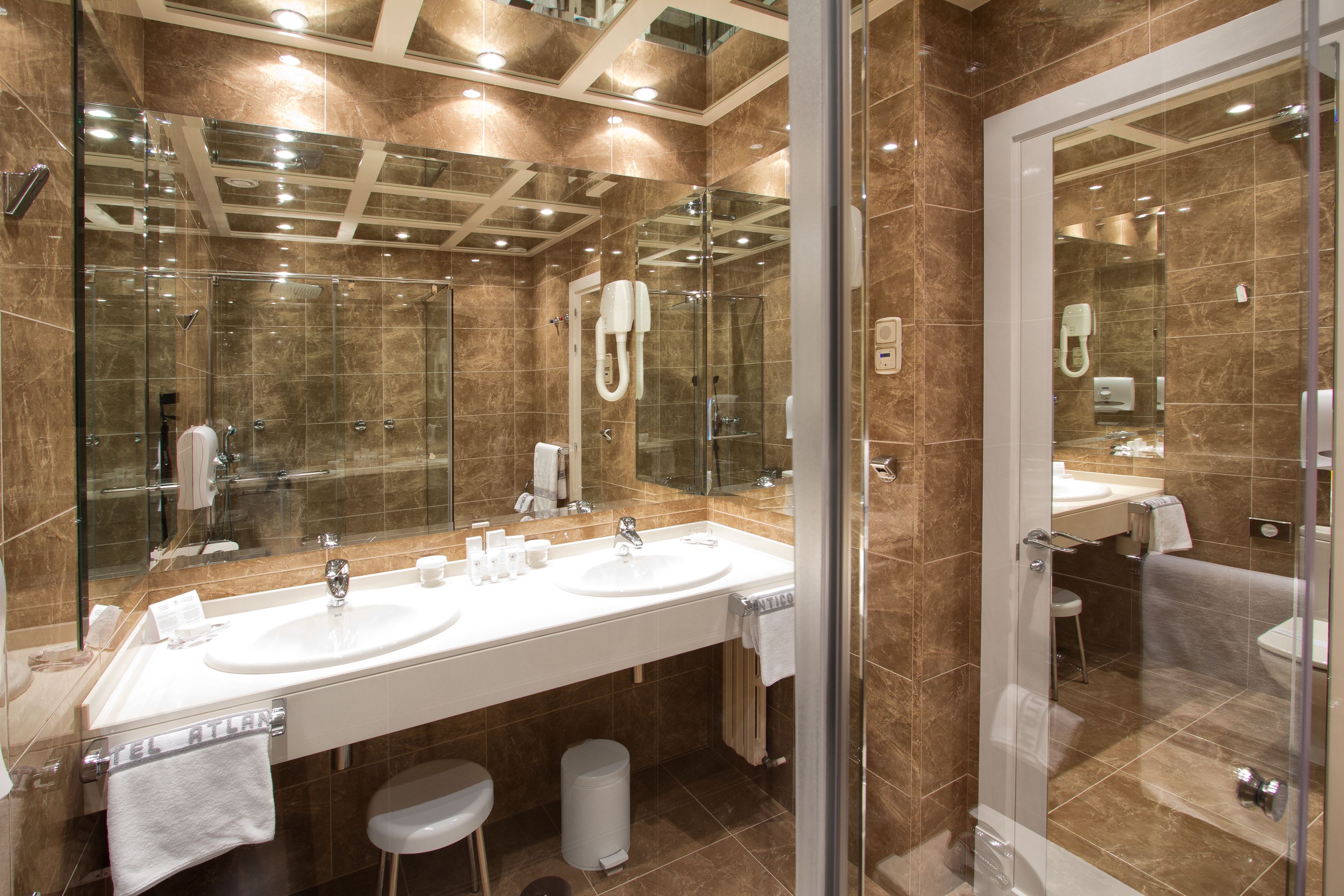 deluxe double or twin room | bathroom | deep-soaking bathtub, free toiletries, hair dryer, bathrobes