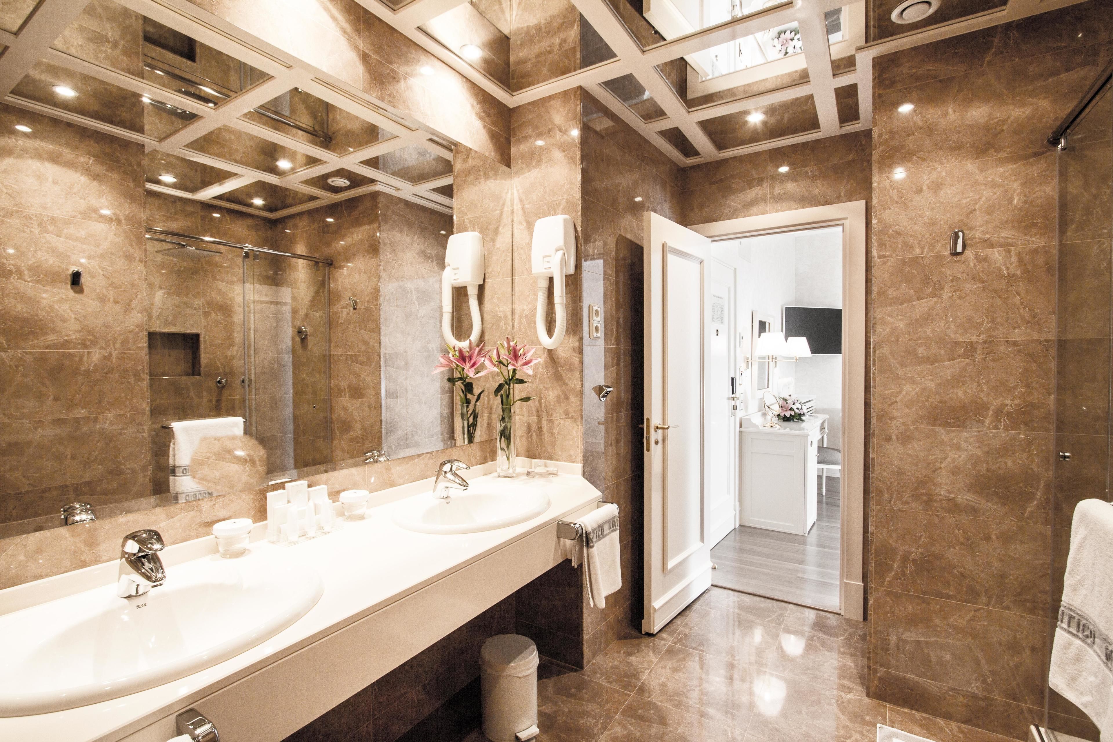 deluxe double or twin room | bathroom | deep-soaking bathtub, free toiletries, hair dryer, bathrobes