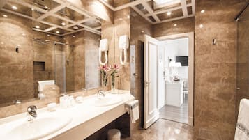 Deluxe Double or Twin Room | Bathroom