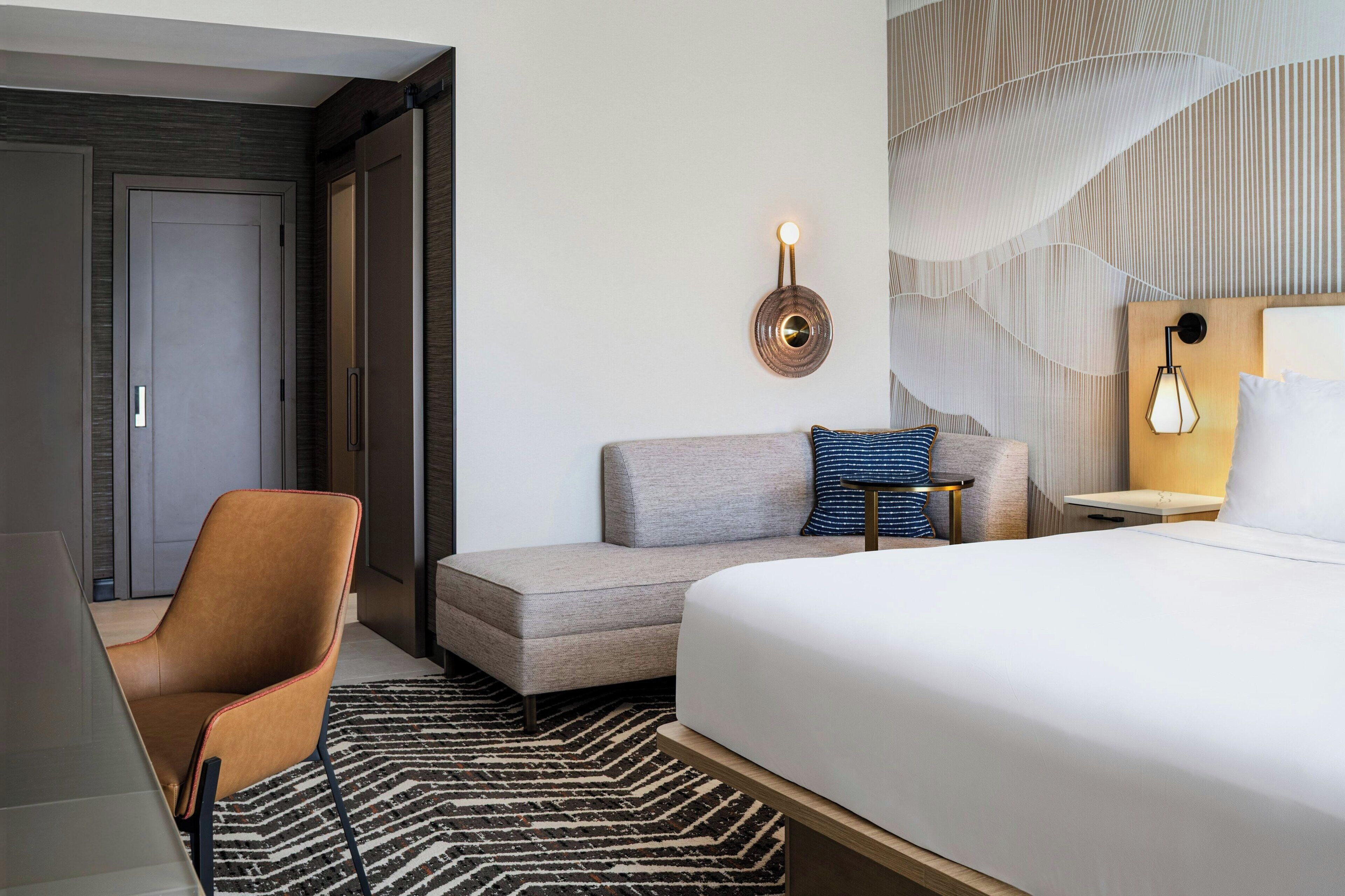 1 多间卧室、高档床上用品、羽绒被、办公桌